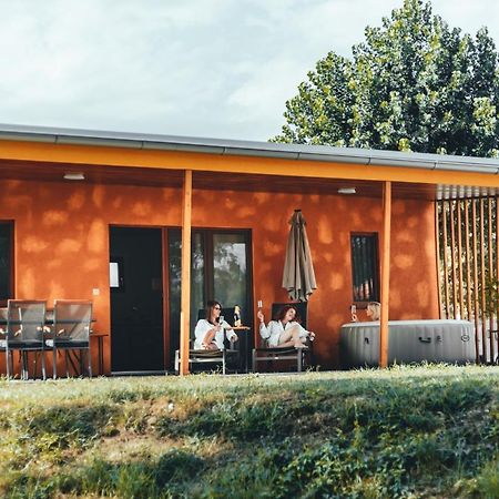 Terme Banovci - Mobilne Hiske Med Brajdami Hotel Bagian luar foto
