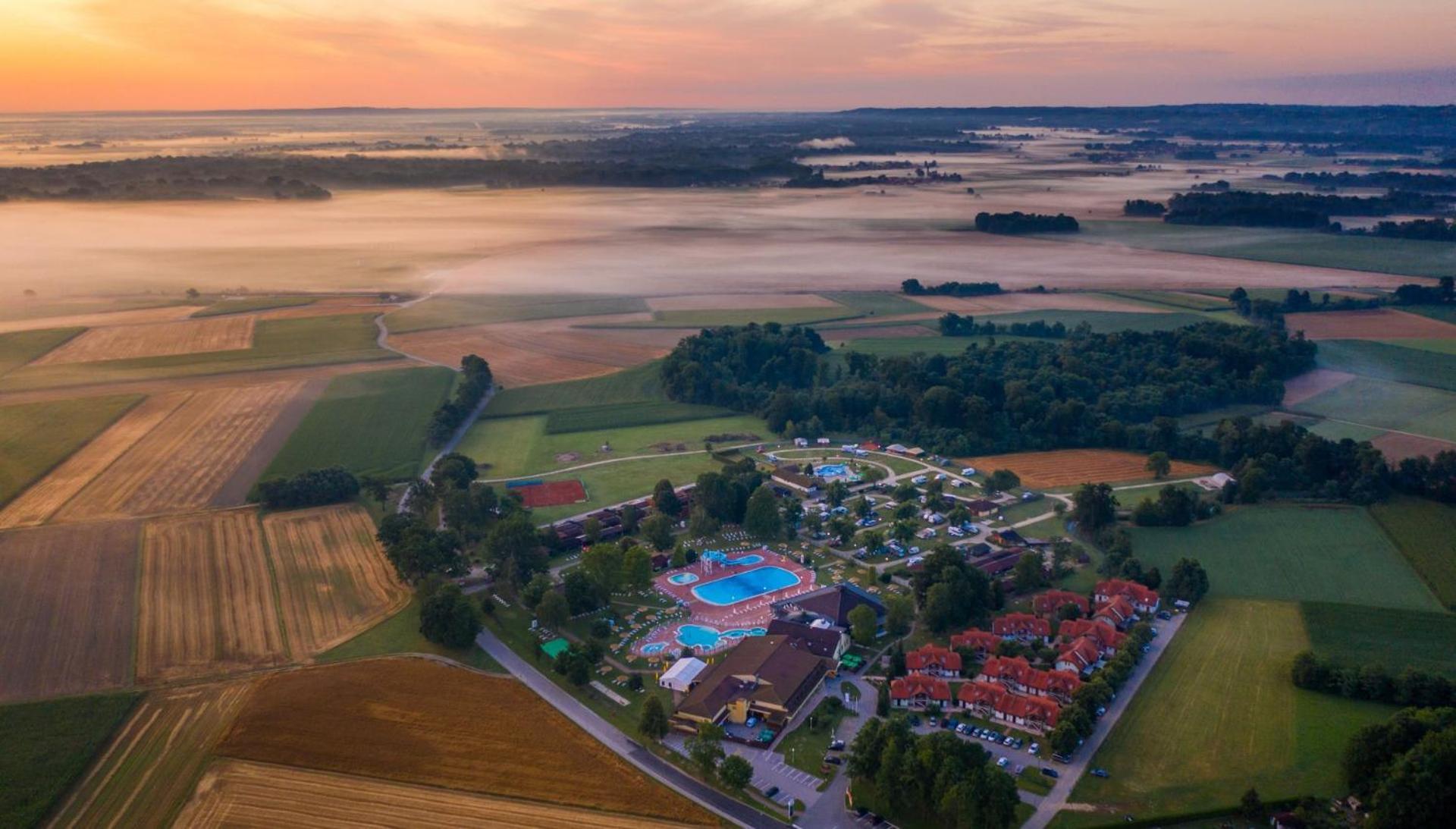 Terme Banovci - Mobilne Hiske Med Brajdami Hotel Bagian luar foto