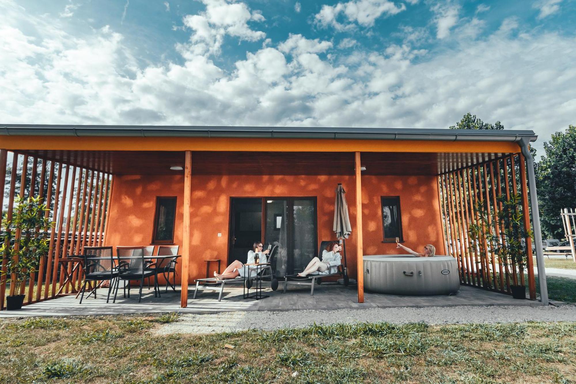 Terme Banovci - Mobilne Hiske Med Brajdami Hotel Bagian luar foto