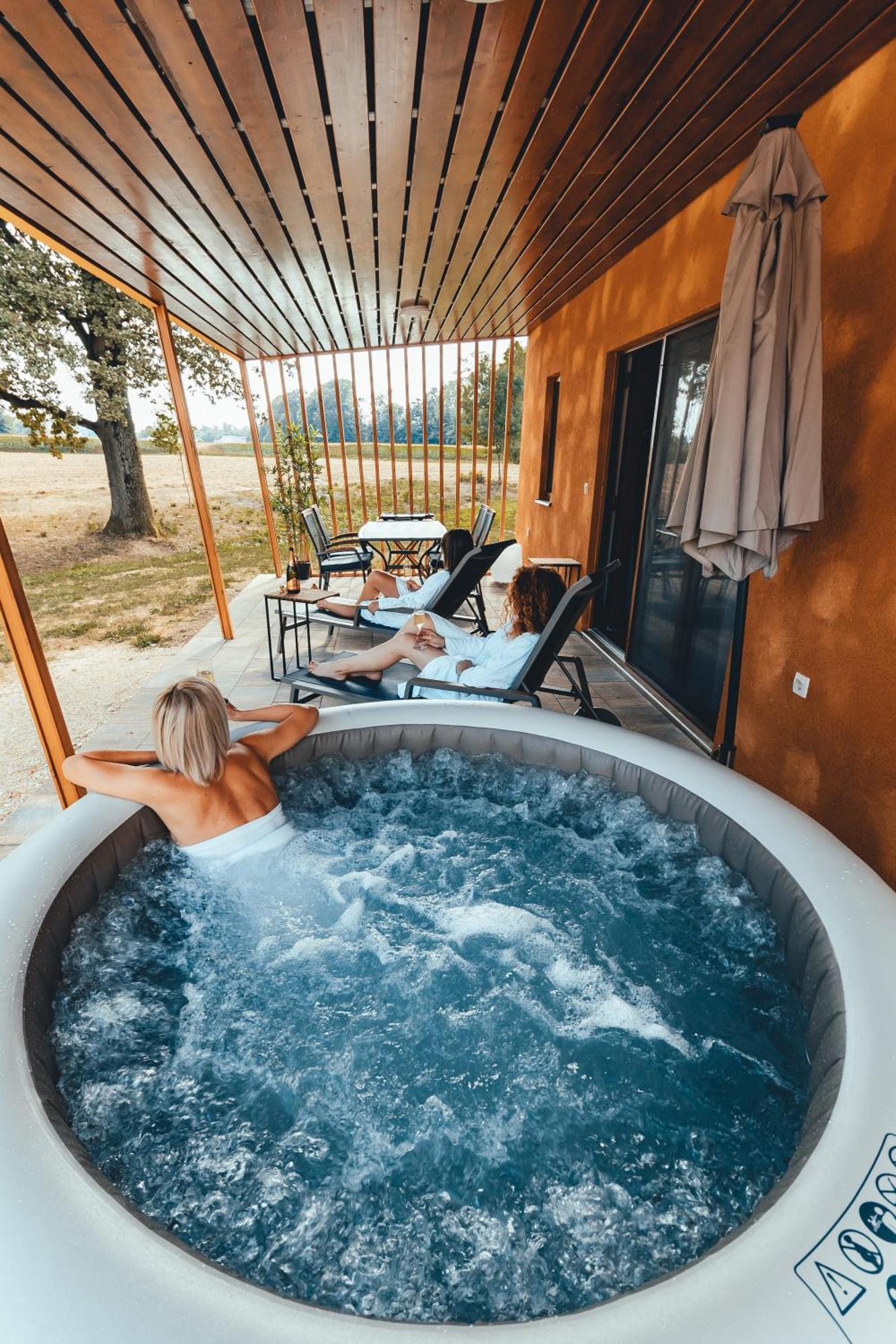 Terme Banovci - Mobilne Hiske Med Brajdami Hotel Bagian luar foto