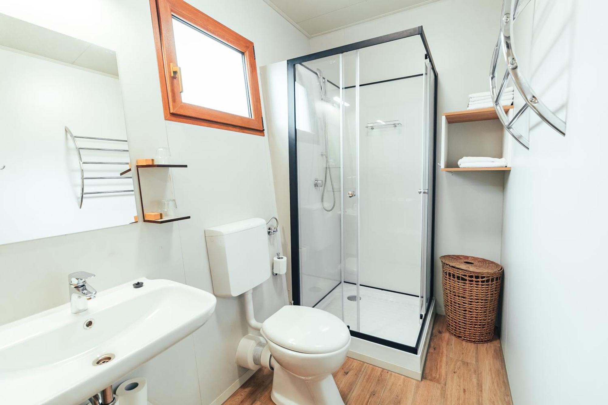 Terme Banovci - Mobilne Hiske Med Brajdami Hotel Bagian luar foto