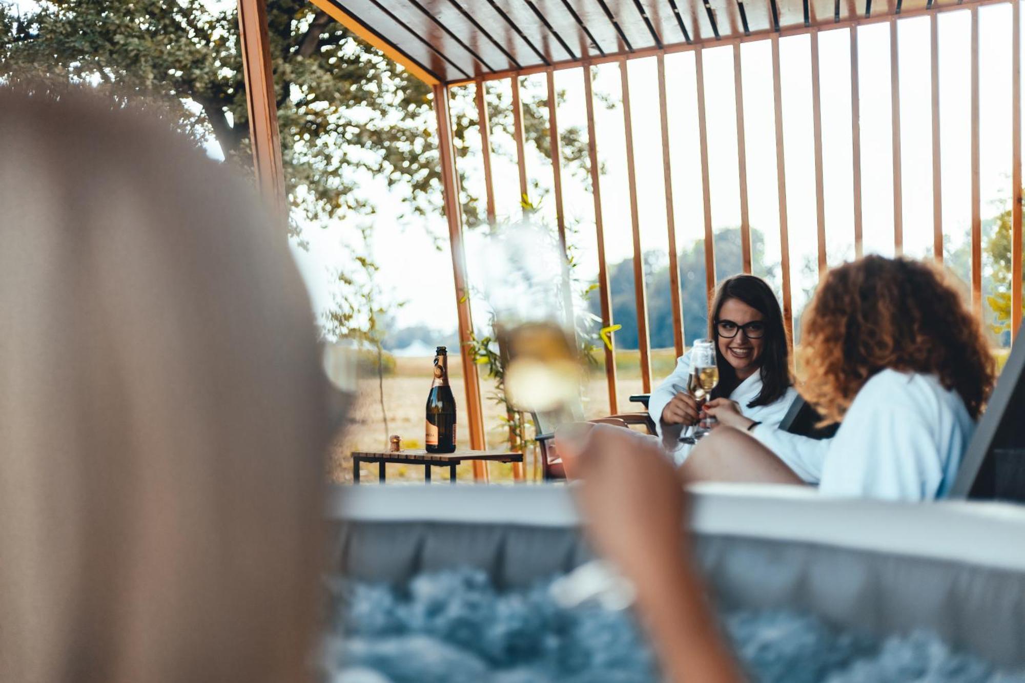 Terme Banovci - Mobilne Hiske Med Brajdami Hotel Bagian luar foto