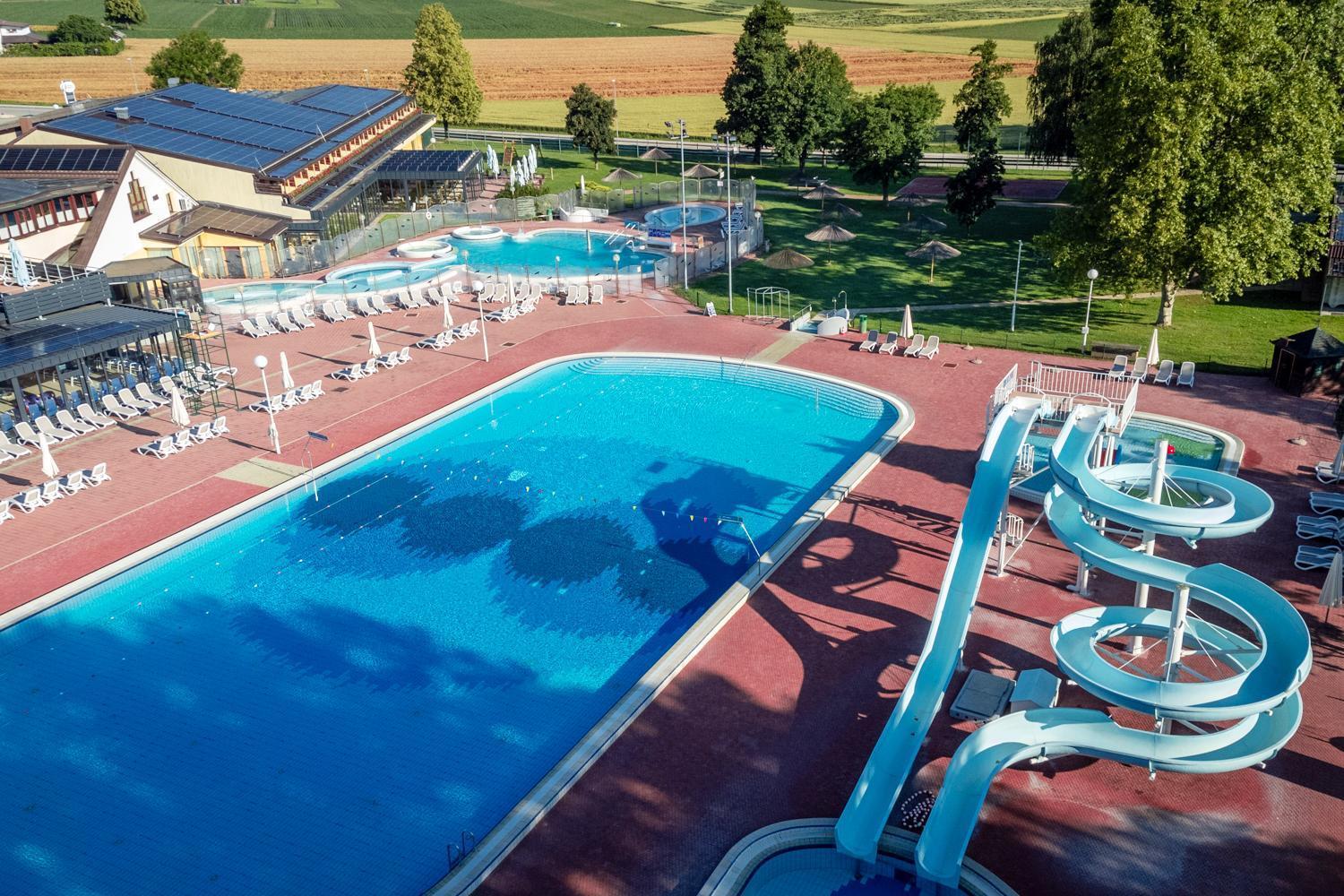 Terme Banovci - Mobilne Hiske Med Brajdami Hotel Bagian luar foto